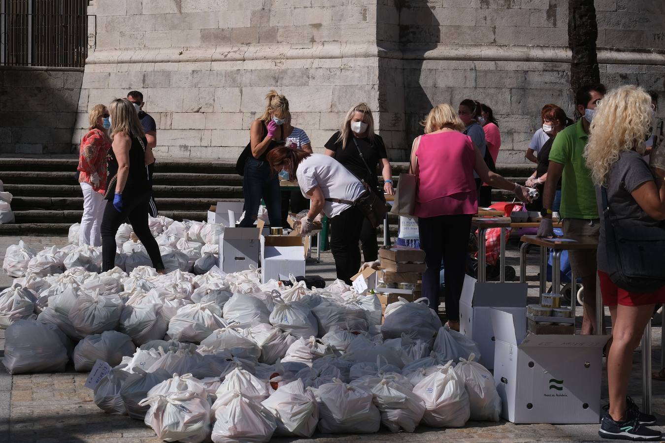 Fotos: Las llamadas colas del hambre llegan a Cádiz