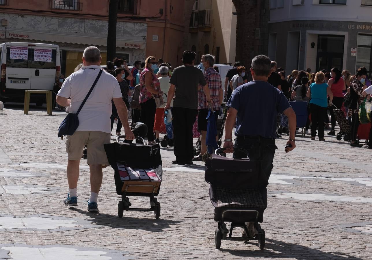 Fotos: Las llamadas colas del hambre llegan a Cádiz