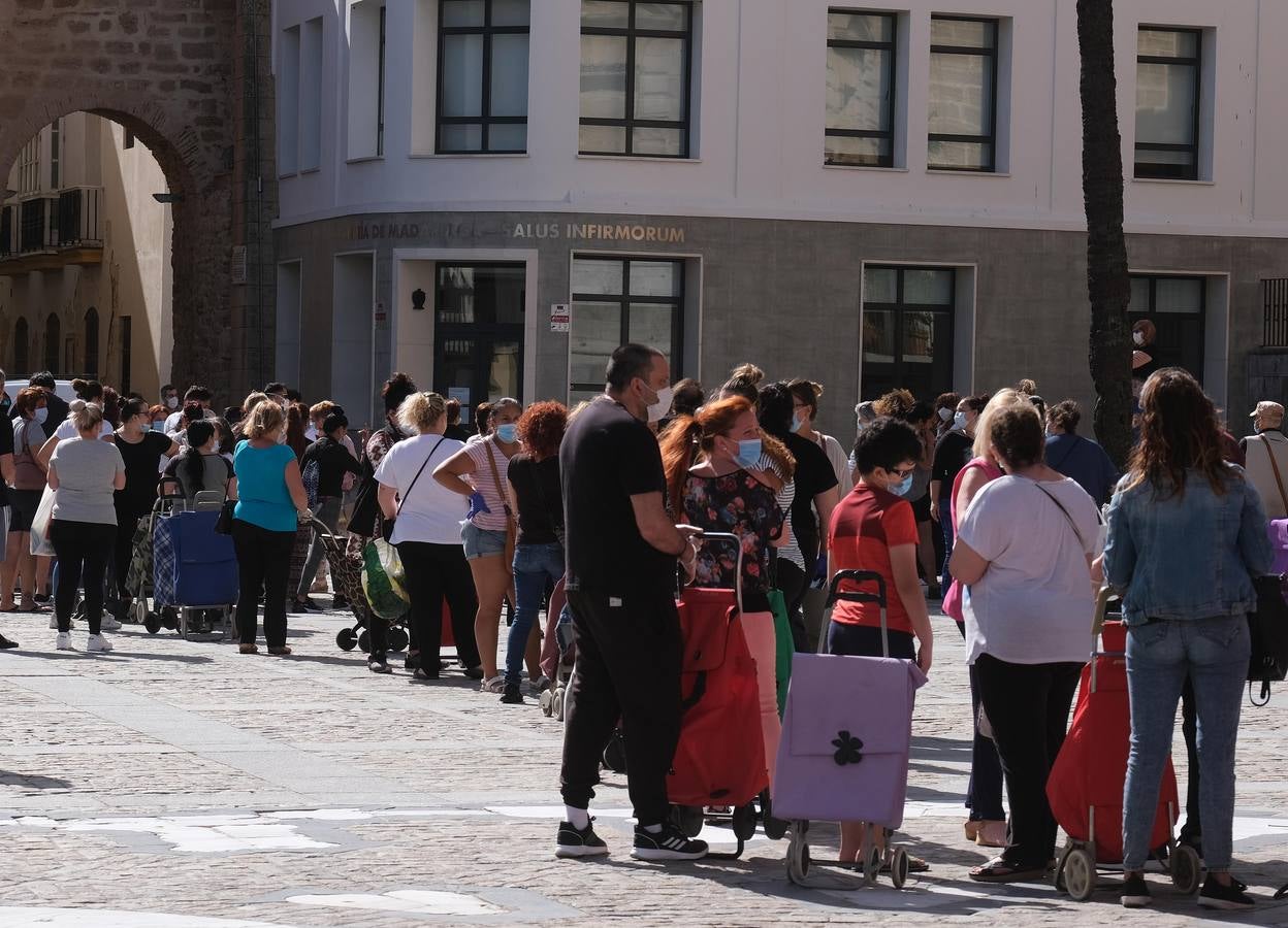 Fotos: Las llamadas colas del hambre llegan a Cádiz