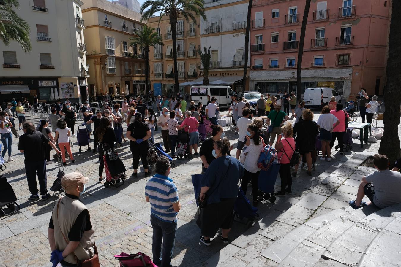 Fotos: Las llamadas colas del hambre llegan a Cádiz