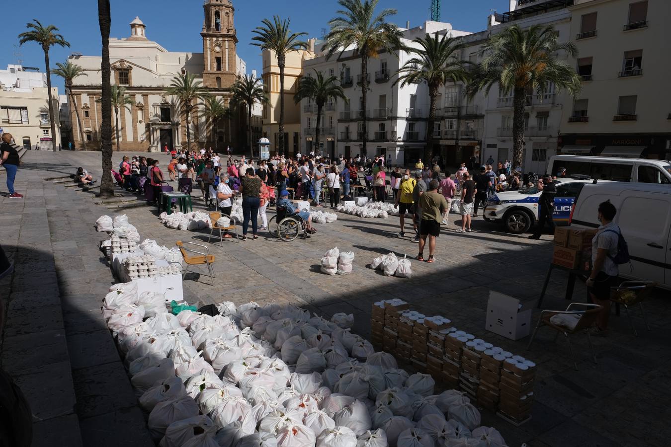 Fotos: Las llamadas colas del hambre llegan a Cádiz