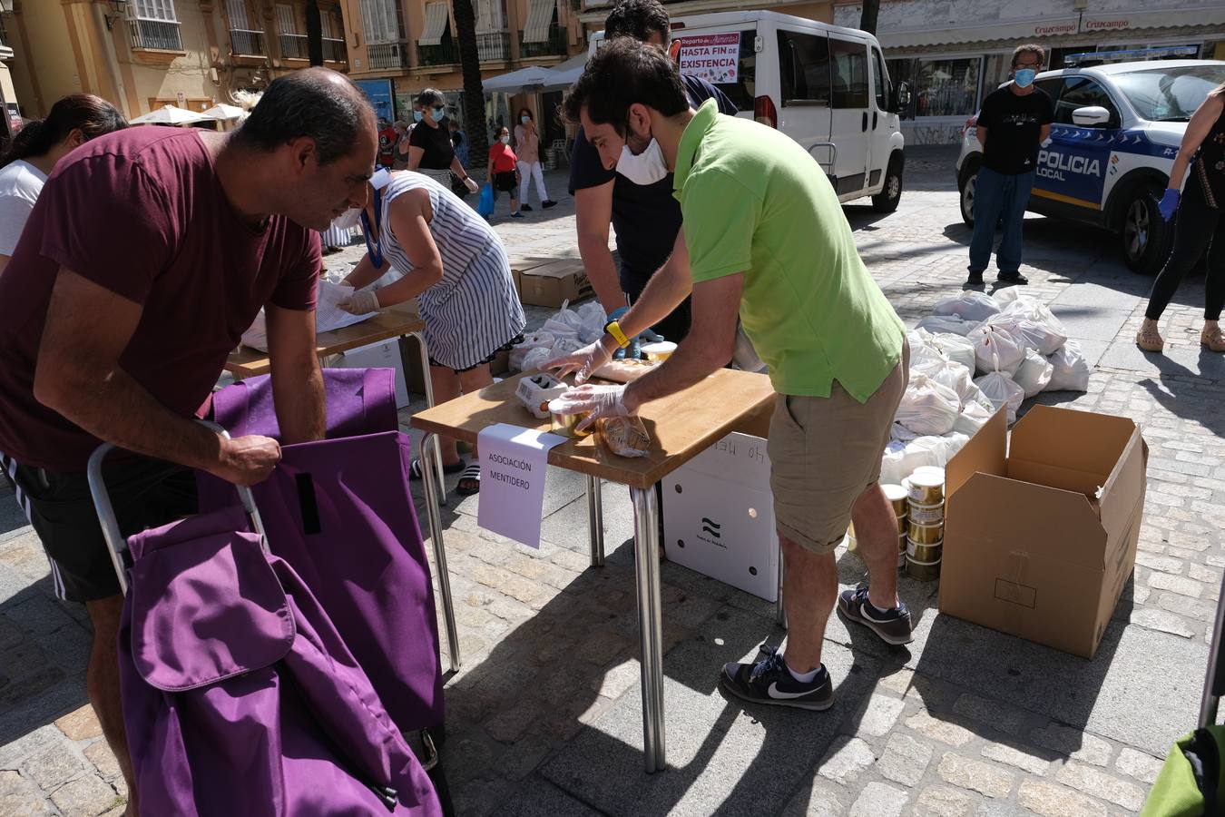 Fotos: Las llamadas colas del hambre llegan a Cádiz