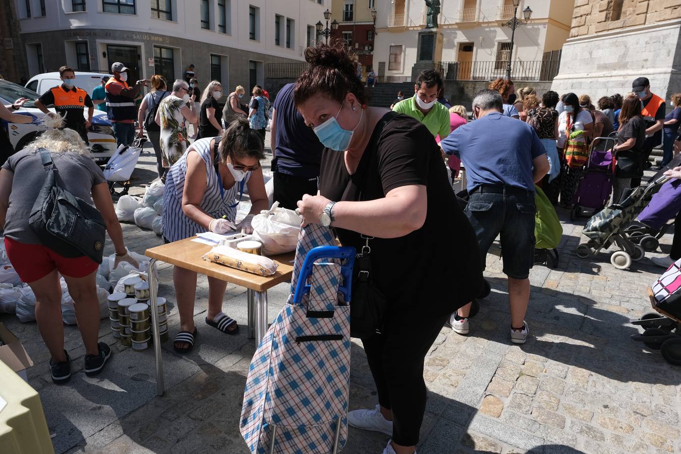 Fotos: Las llamadas colas del hambre llegan a Cádiz