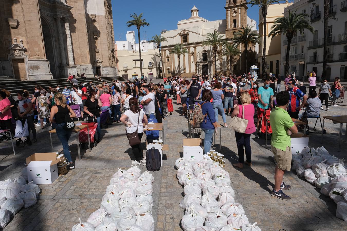 Fotos: Las llamadas colas del hambre llegan a Cádiz