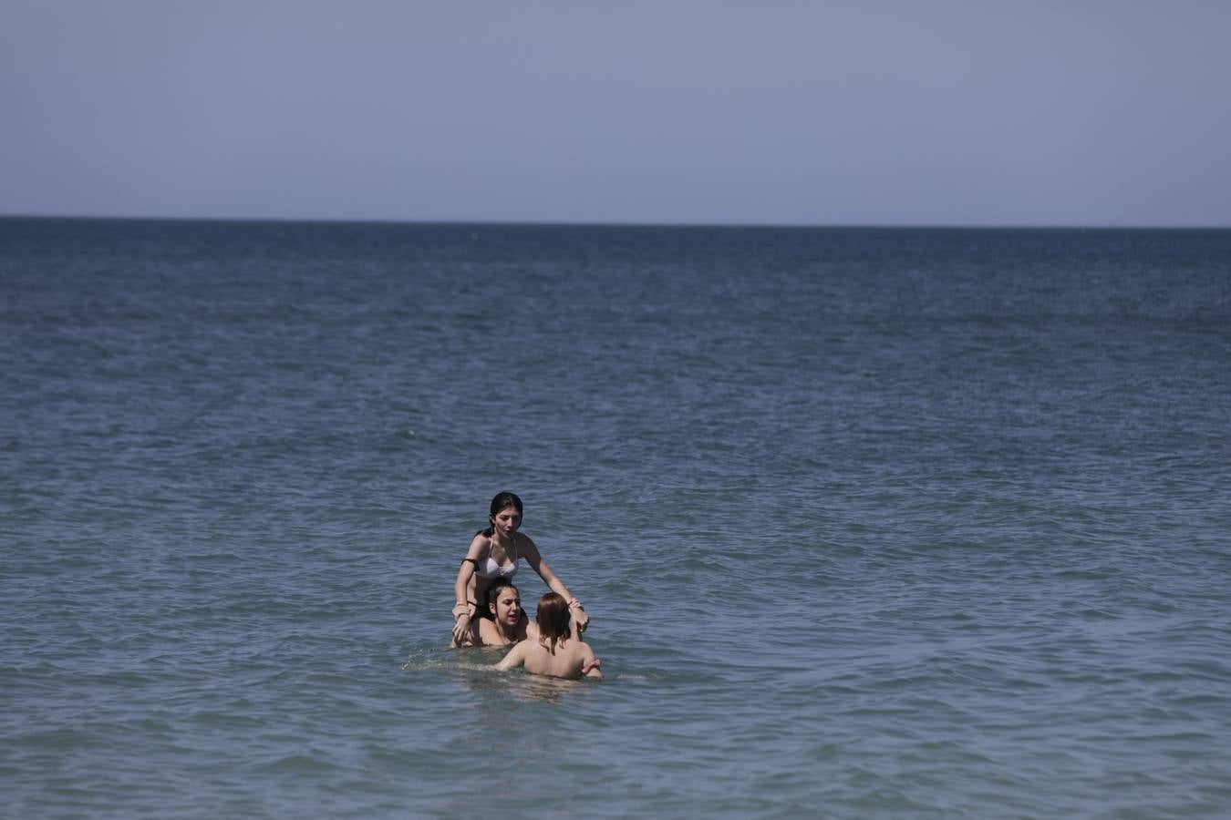 Primer baño entre máquinas en las playas de Cádiz capital