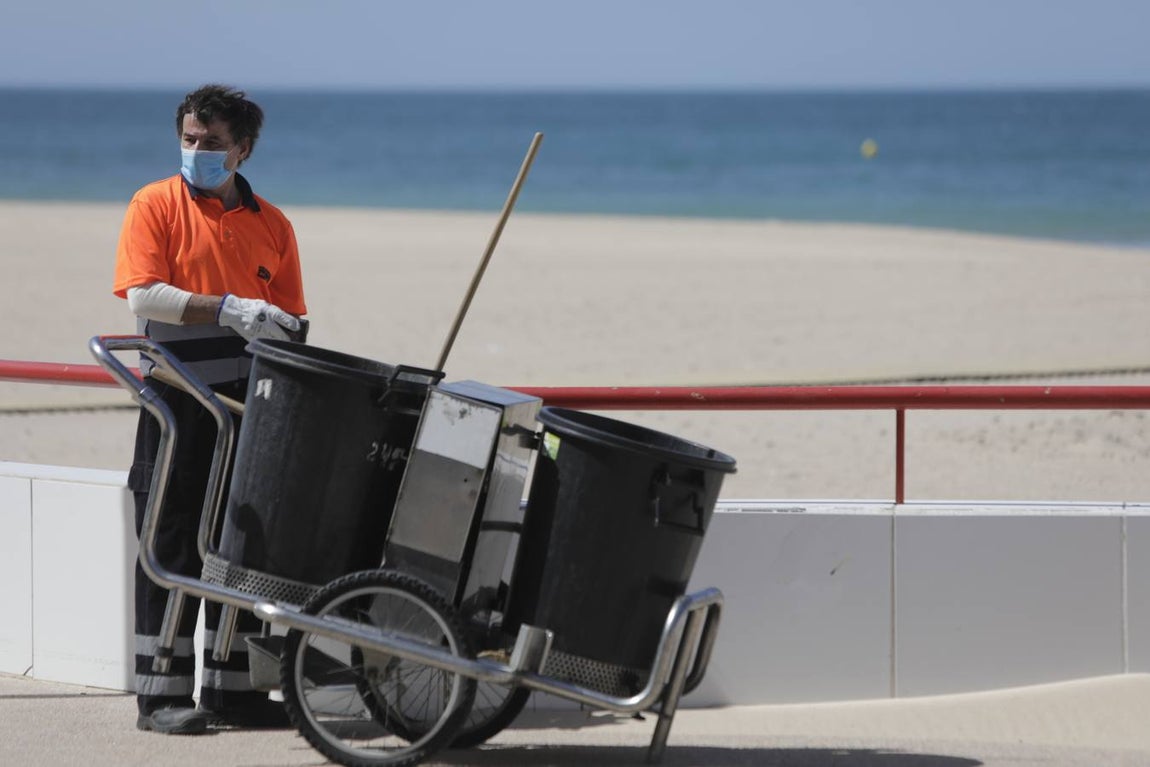 Primer baño entre máquinas en las playas de Cádiz capital