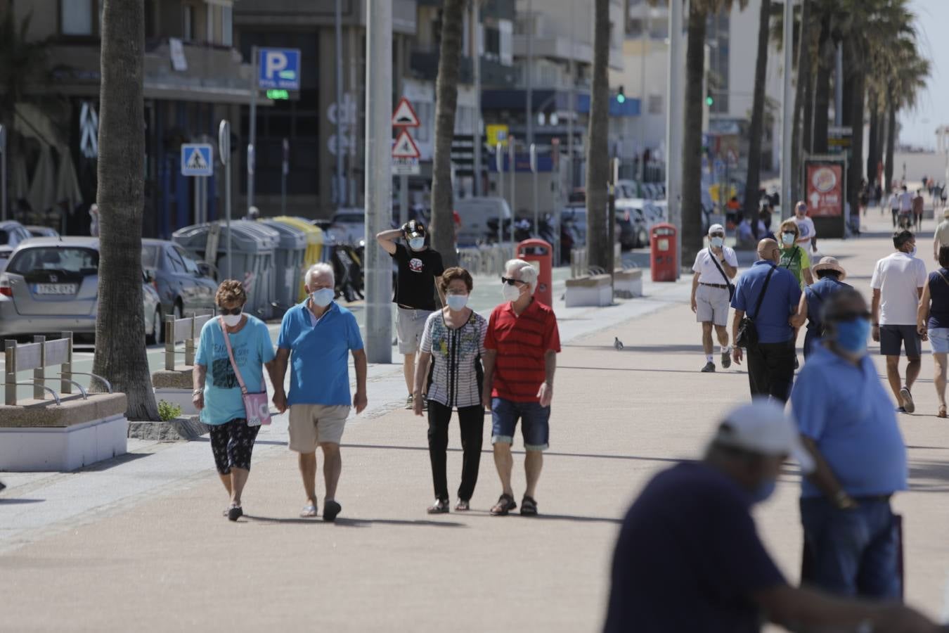 Primer baño entre máquinas en las playas de Cádiz capital