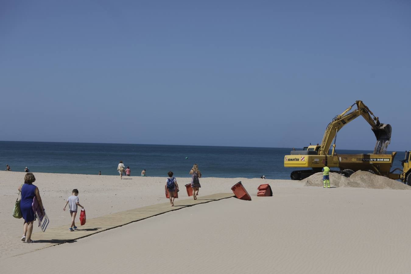 Primer baño entre máquinas en las playas de Cádiz capital