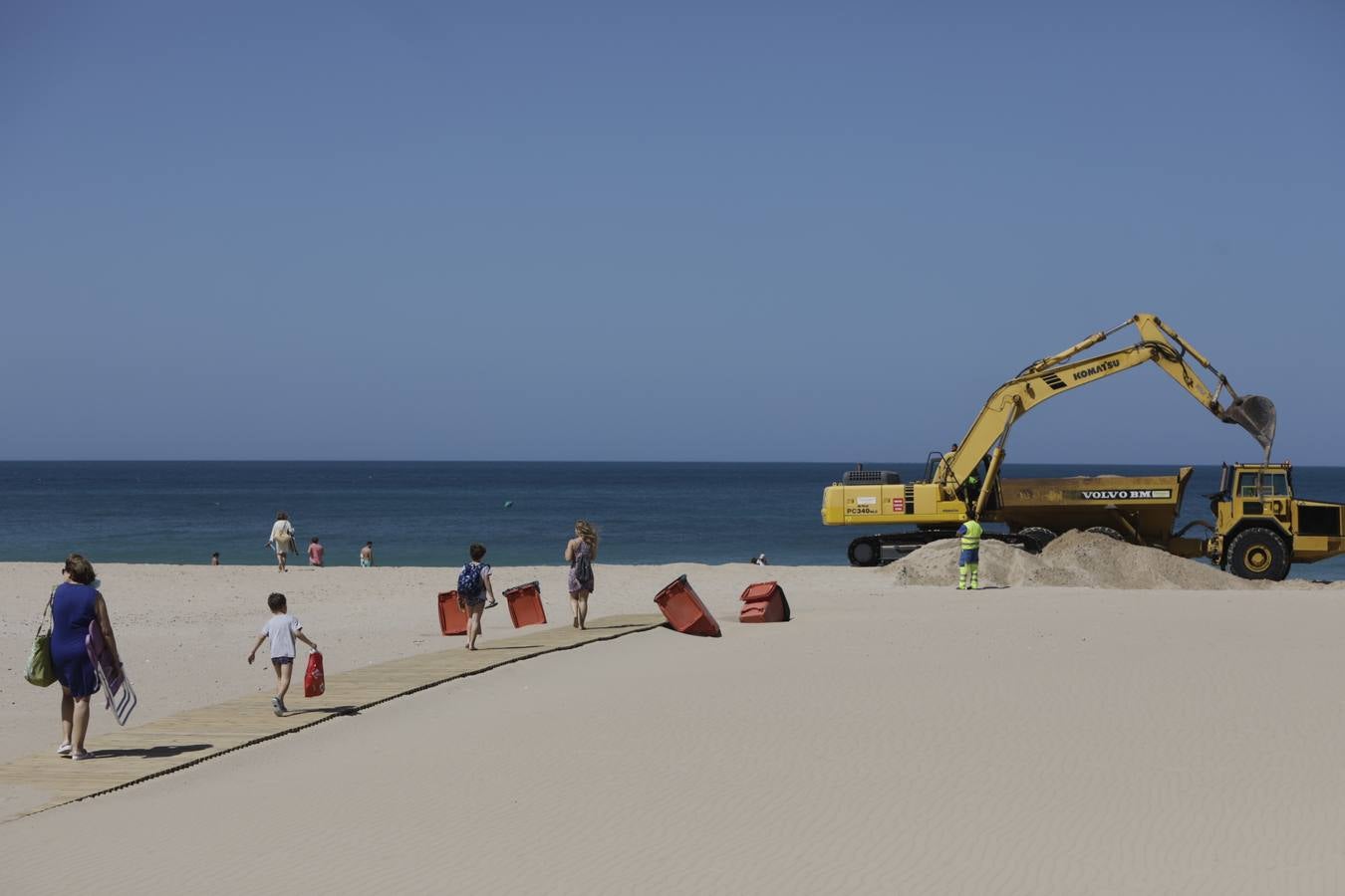 Primer baño entre máquinas en las playas de Cádiz capital