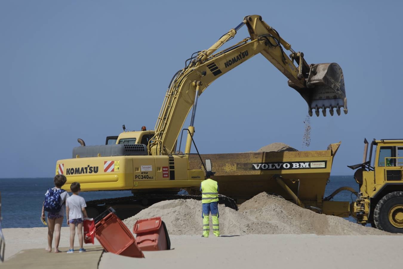 Primer baño entre máquinas en las playas de Cádiz capital