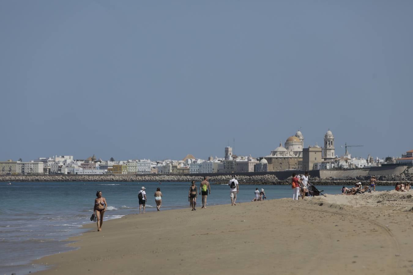 Primer baño entre máquinas en las playas de Cádiz capital