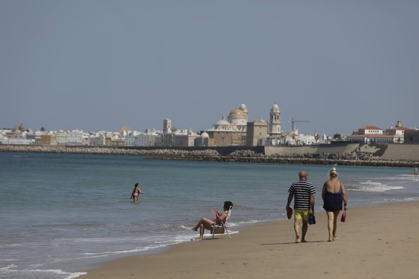 Primer baño entre máquinas en las playas de Cádiz capital