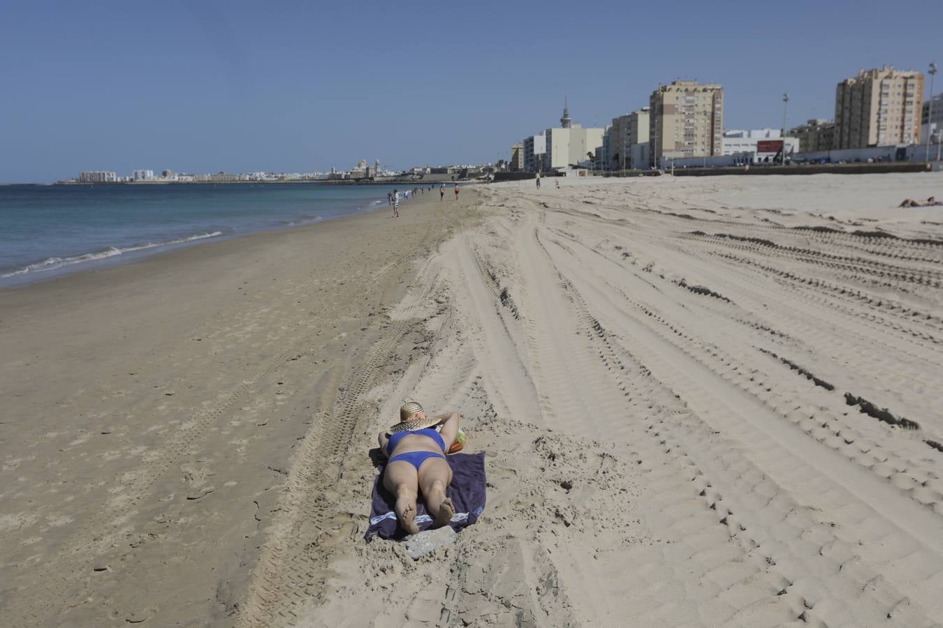 Primer baño entre máquinas en las playas de Cádiz capital