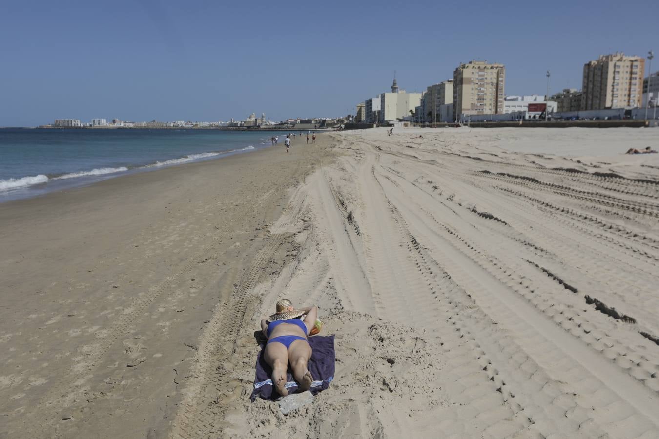 Primer baño entre máquinas en las playas de Cádiz capital