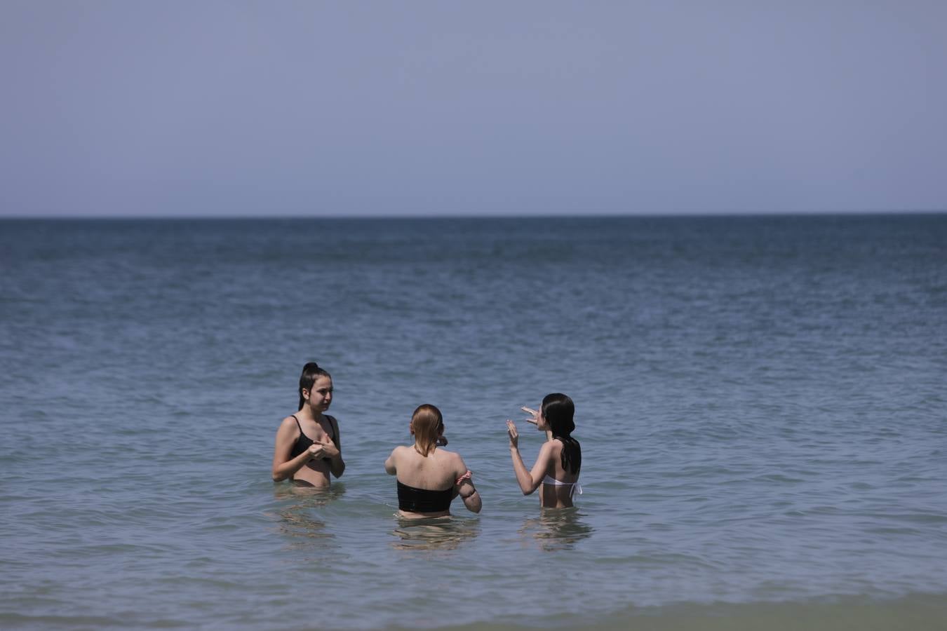 Primer baño entre máquinas en las playas de Cádiz capital