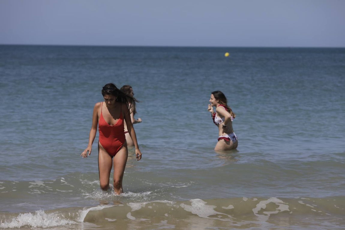 Primer baño entre máquinas en las playas de Cádiz capital