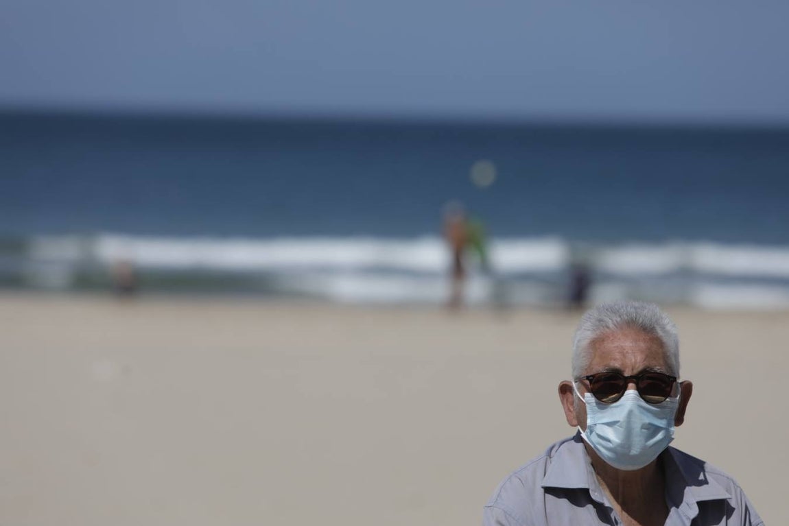 Primer baño entre máquinas en las playas de Cádiz capital
