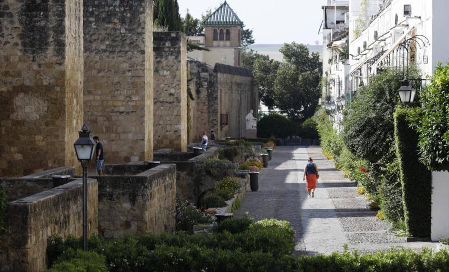 El foso y el entorno de la calle Cairuán de Córdoba, en imágenes