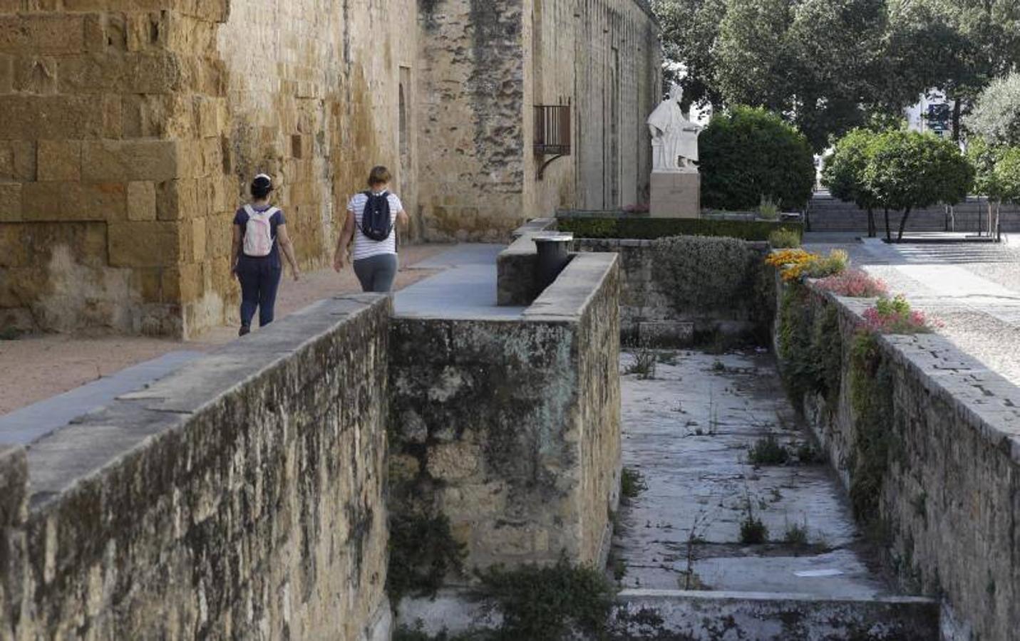 El foso y el entorno de la calle Cairuán de Córdoba, en imágenes