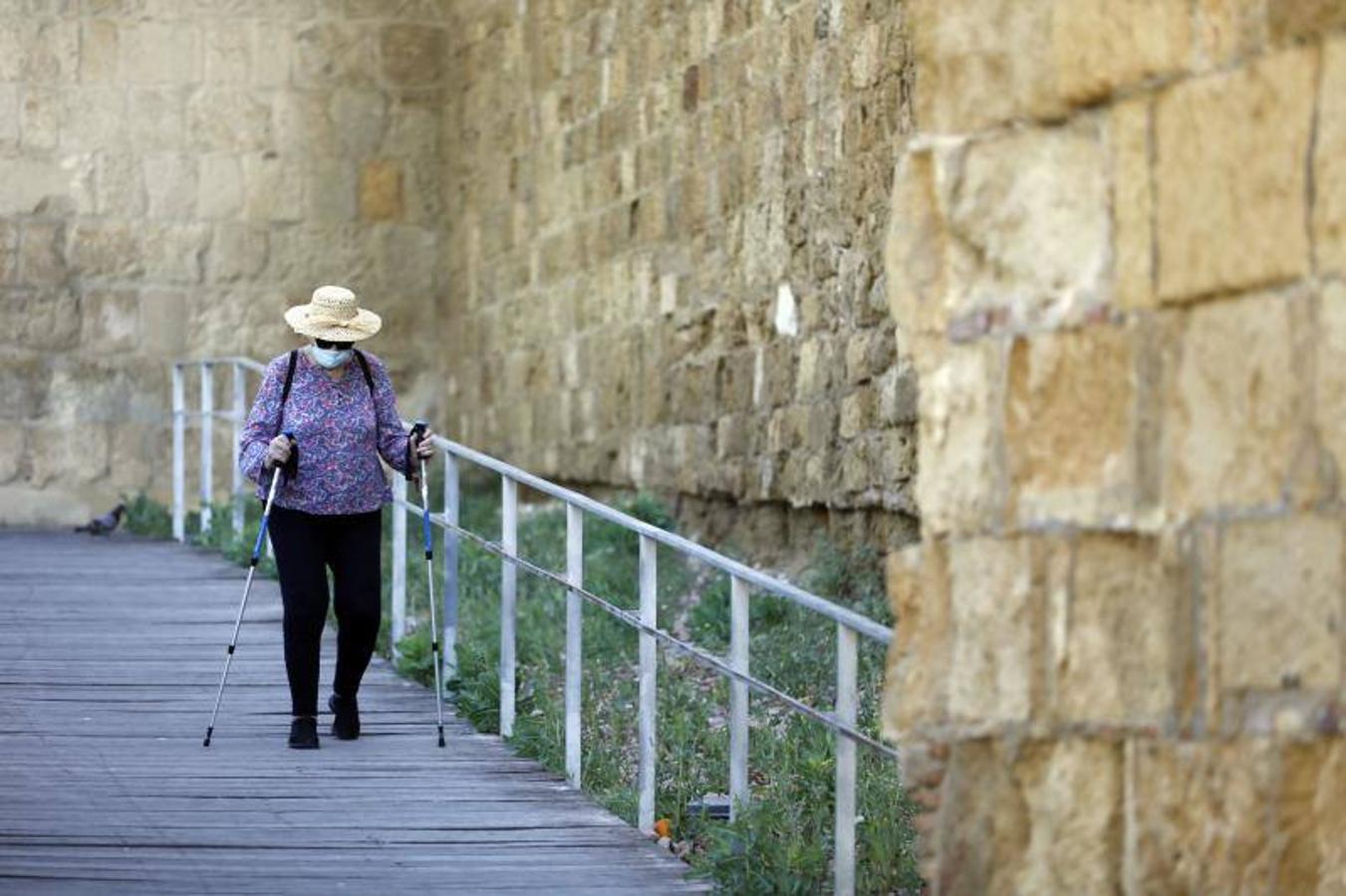 El foso y el entorno de la calle Cairuán de Córdoba, en imágenes