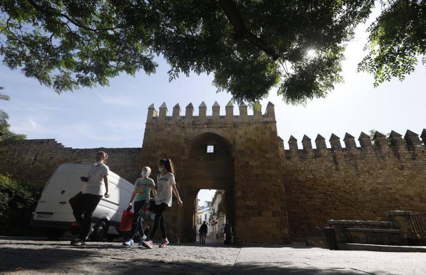 El foso y el entorno de la calle Cairuán de Córdoba, en imágenes