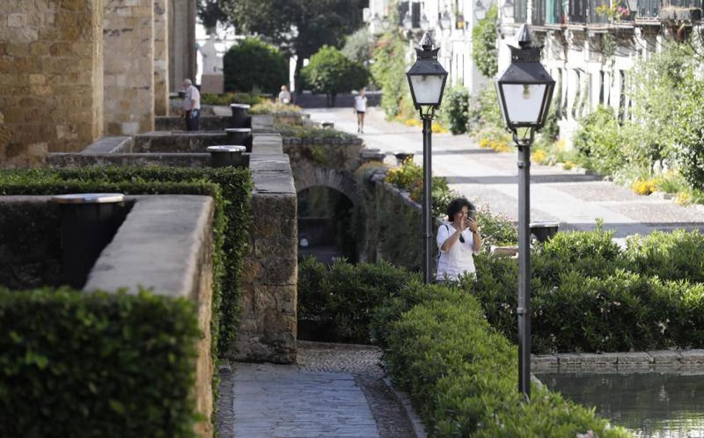 El foso y el entorno de la calle Cairuán de Córdoba, en imágenes