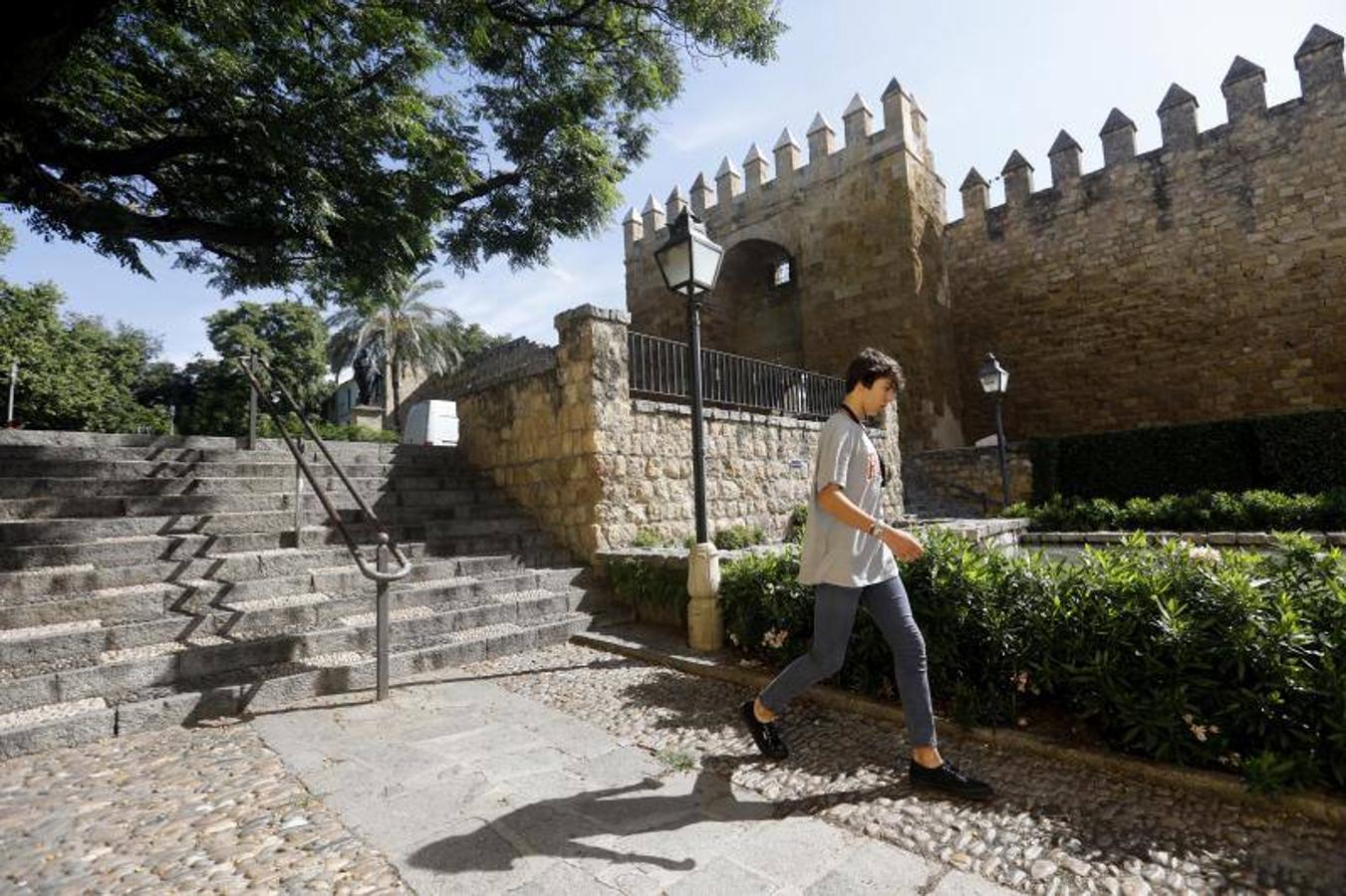 El foso y el entorno de la calle Cairuán de Córdoba, en imágenes