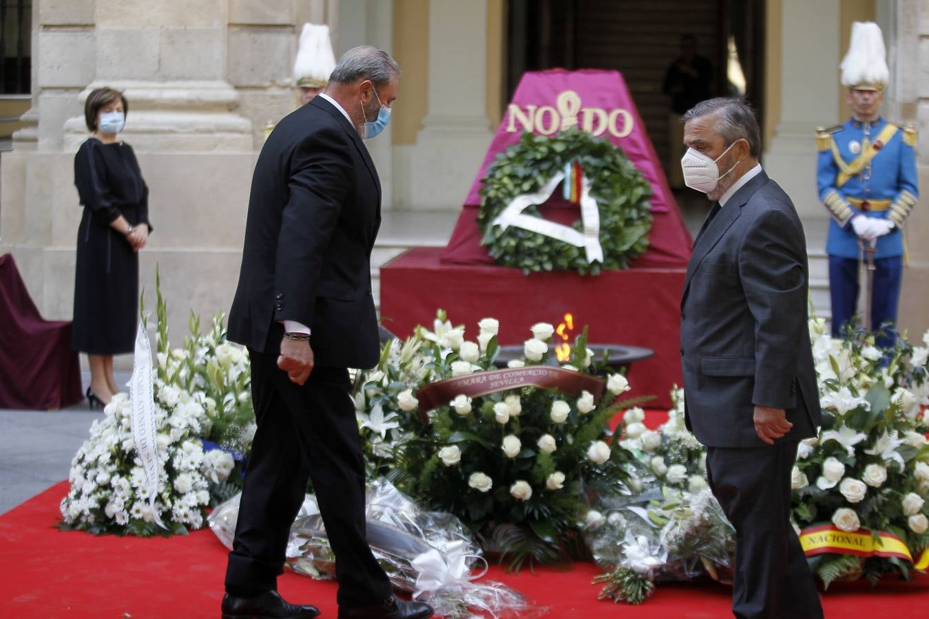 El homenaje de Sevilla a las víctimas del coronavirus en el día de San Fernando (I)