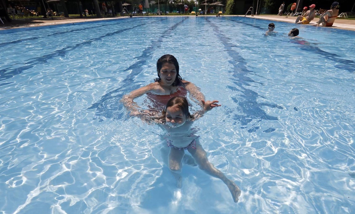 La apertura de la piscina del Aeroclub de Córdoba, en imágenes