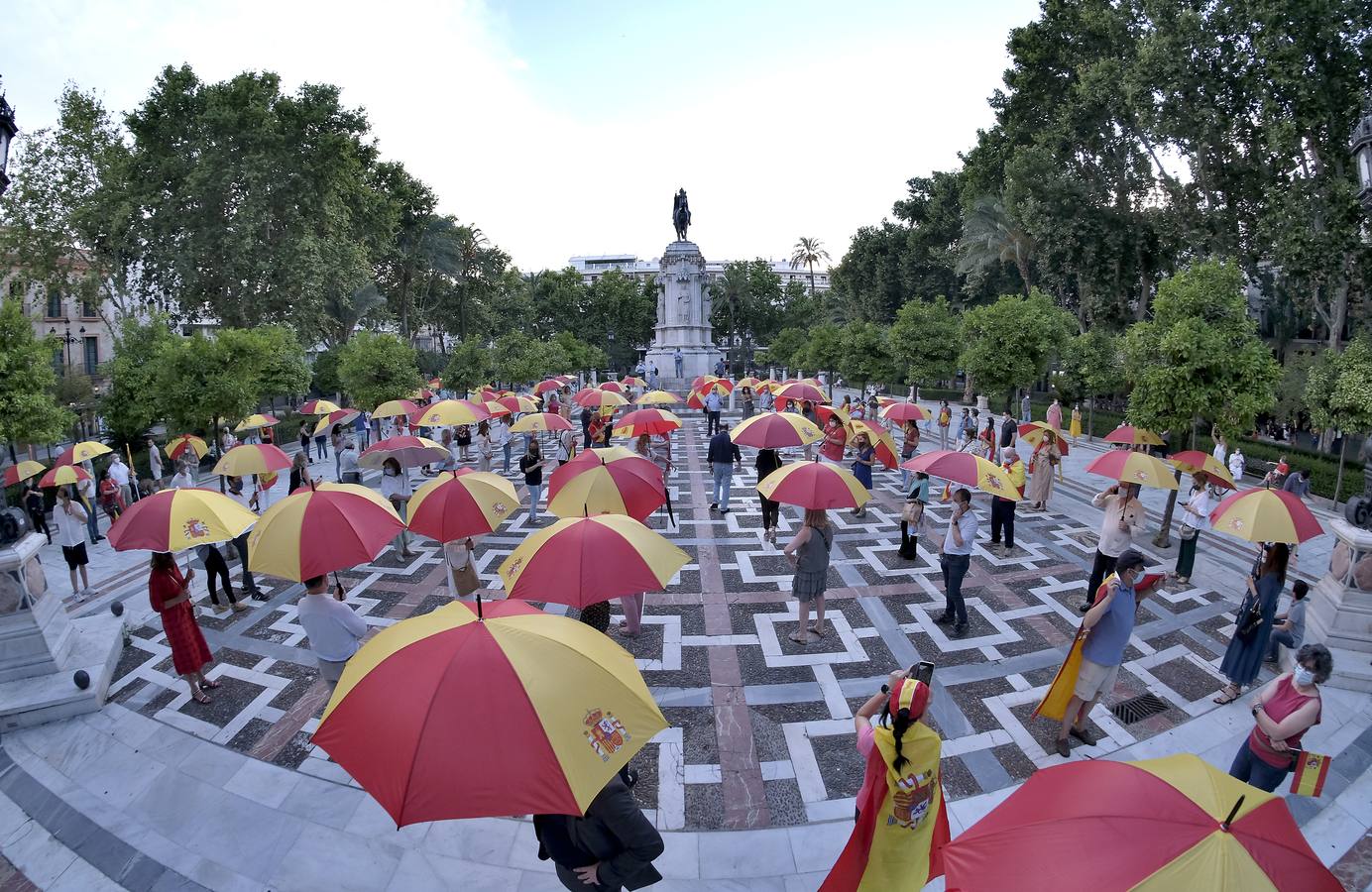 En imágenes, protestas contra el Gobierno en la Plaza Nueva