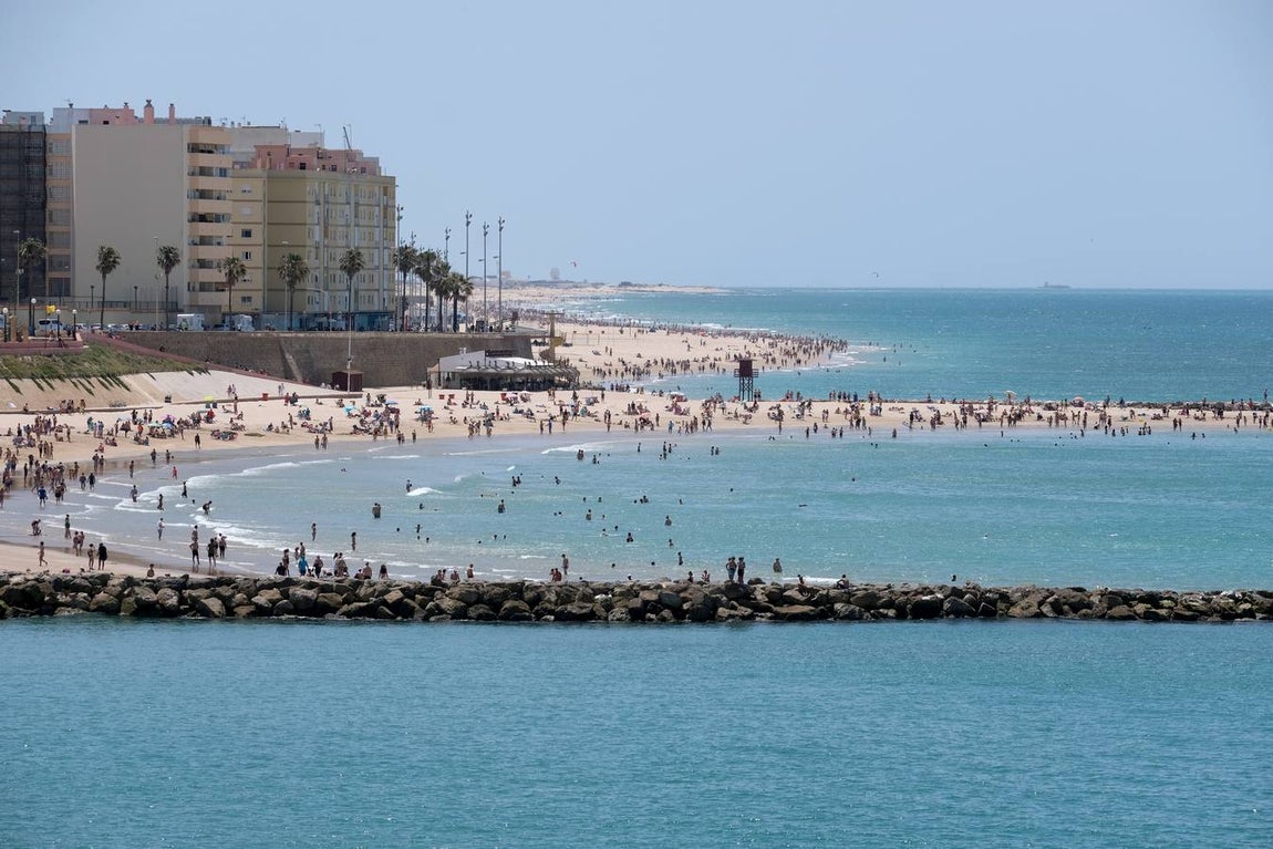 Fotos: El levante no puede con las ganas de playa en Cádiz