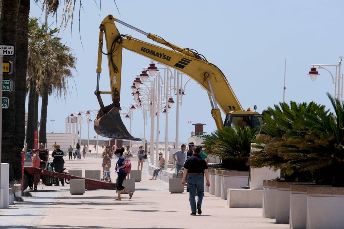 Fotos: El levante no puede con las ganas de playa en Cádiz