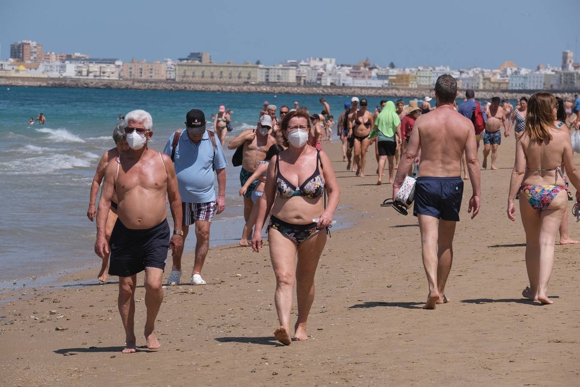 Fotos: El levante no puede con las ganas de playa en Cádiz