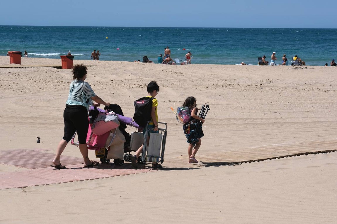 Fotos: El levante no puede con las ganas de playa en Cádiz