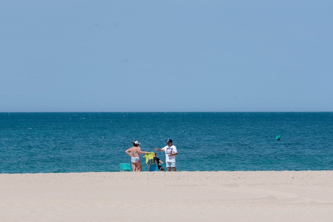 Fotos: El levante no puede con las ganas de playa en Cádiz