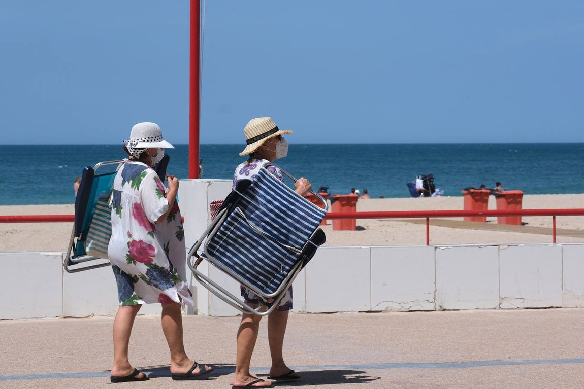 Fotos: El levante no puede con las ganas de playa en Cádiz