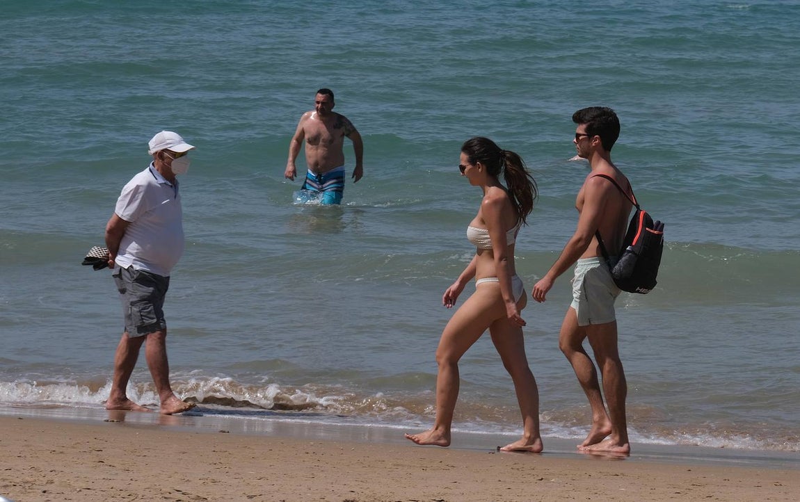 Fotos: El levante no puede con las ganas de playa en Cádiz