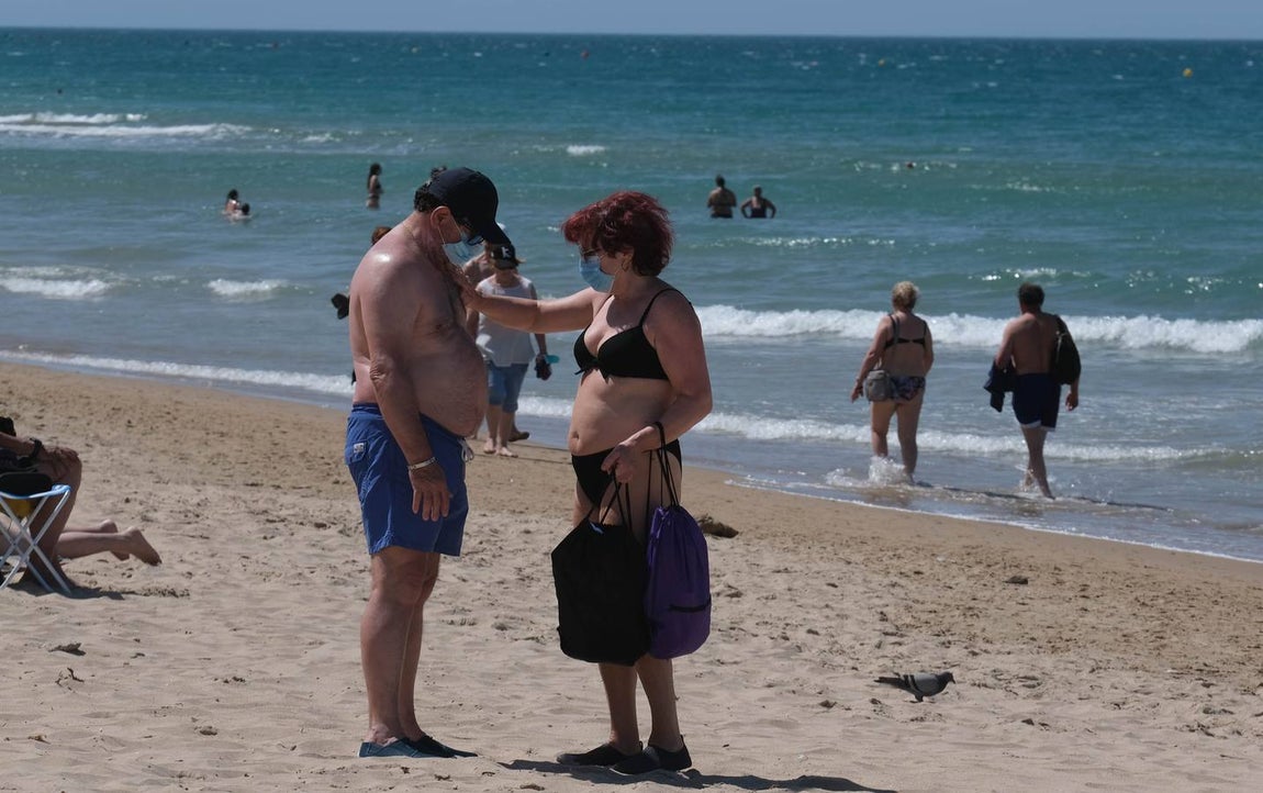 Fotos: El levante no puede con las ganas de playa en Cádiz