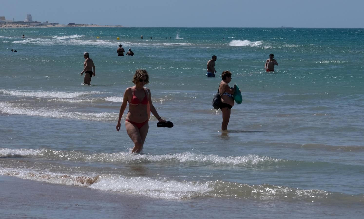 Fotos: El levante no puede con las ganas de playa en Cádiz
