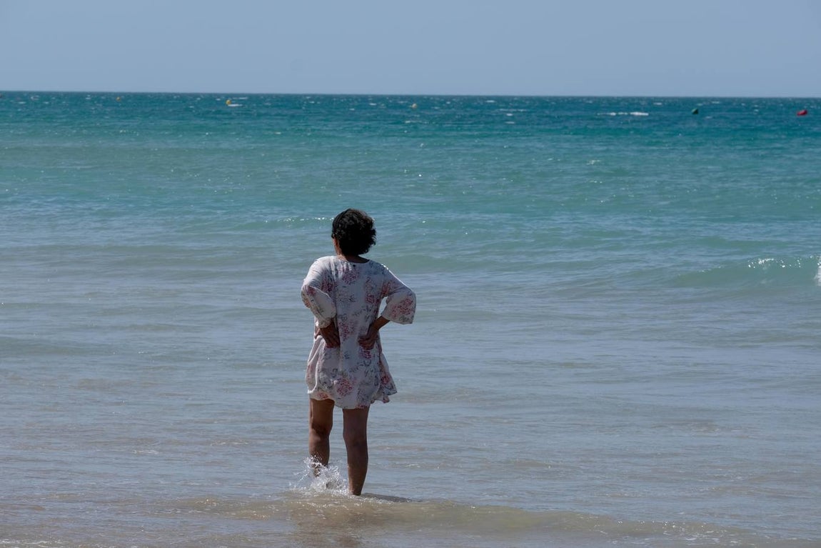 Fotos: El levante no puede con las ganas de playa en Cádiz