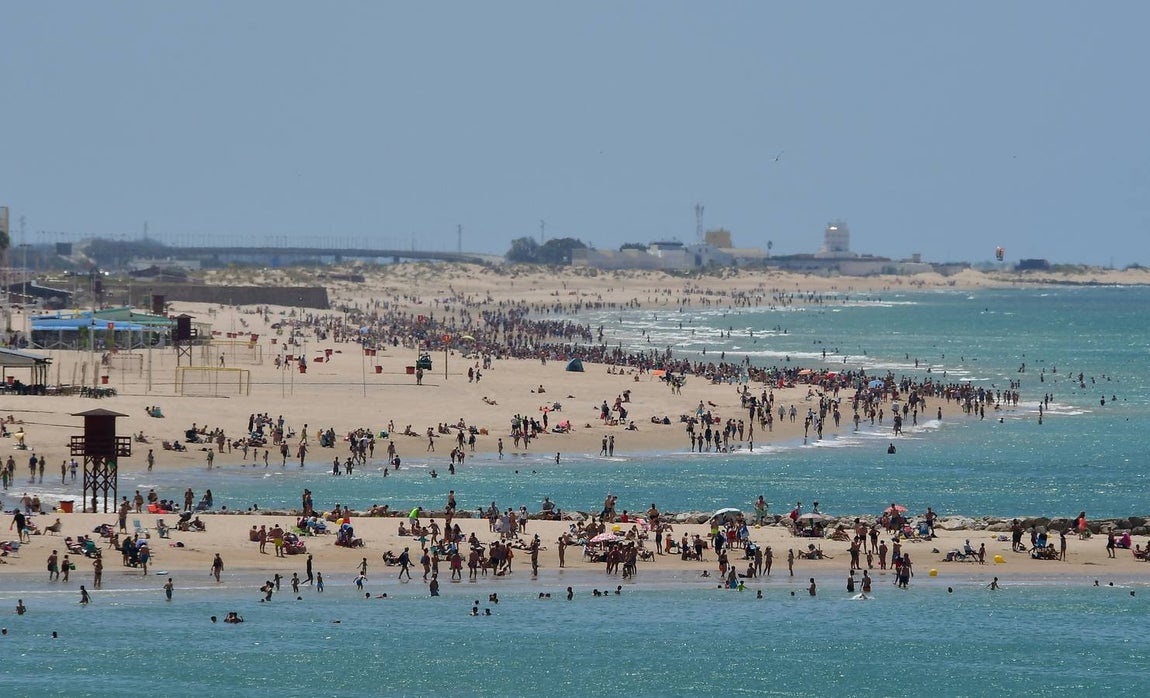 Fotos: El levante no puede con las ganas de playa en Cádiz