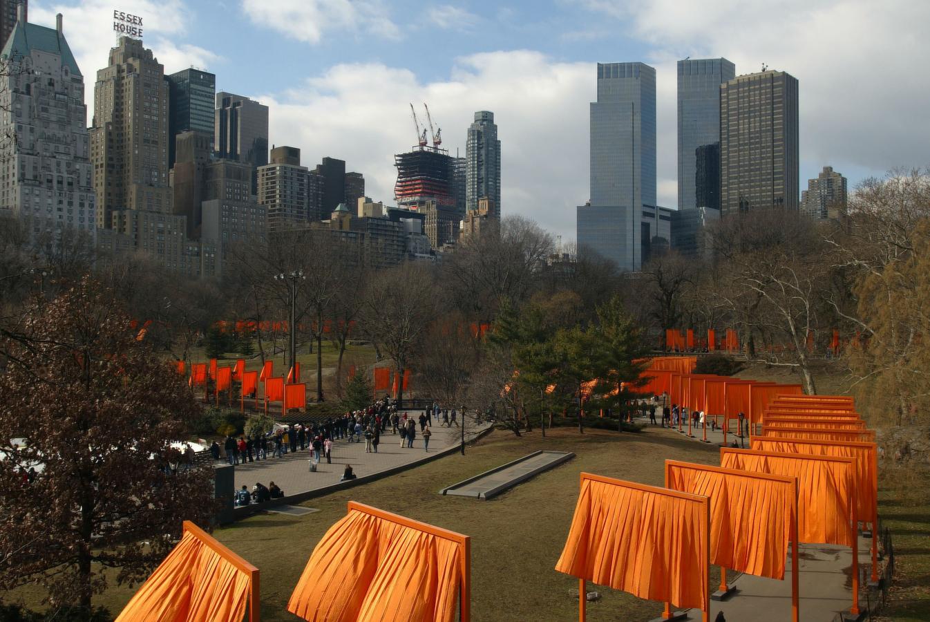 «Las puertas», en Nueva York. En 2005, Christo y Jeanne-Claude inauguraban esta performance que consistía en 7.500 puertas hechas en en tela de color azafrán en los caminos de Central Park.