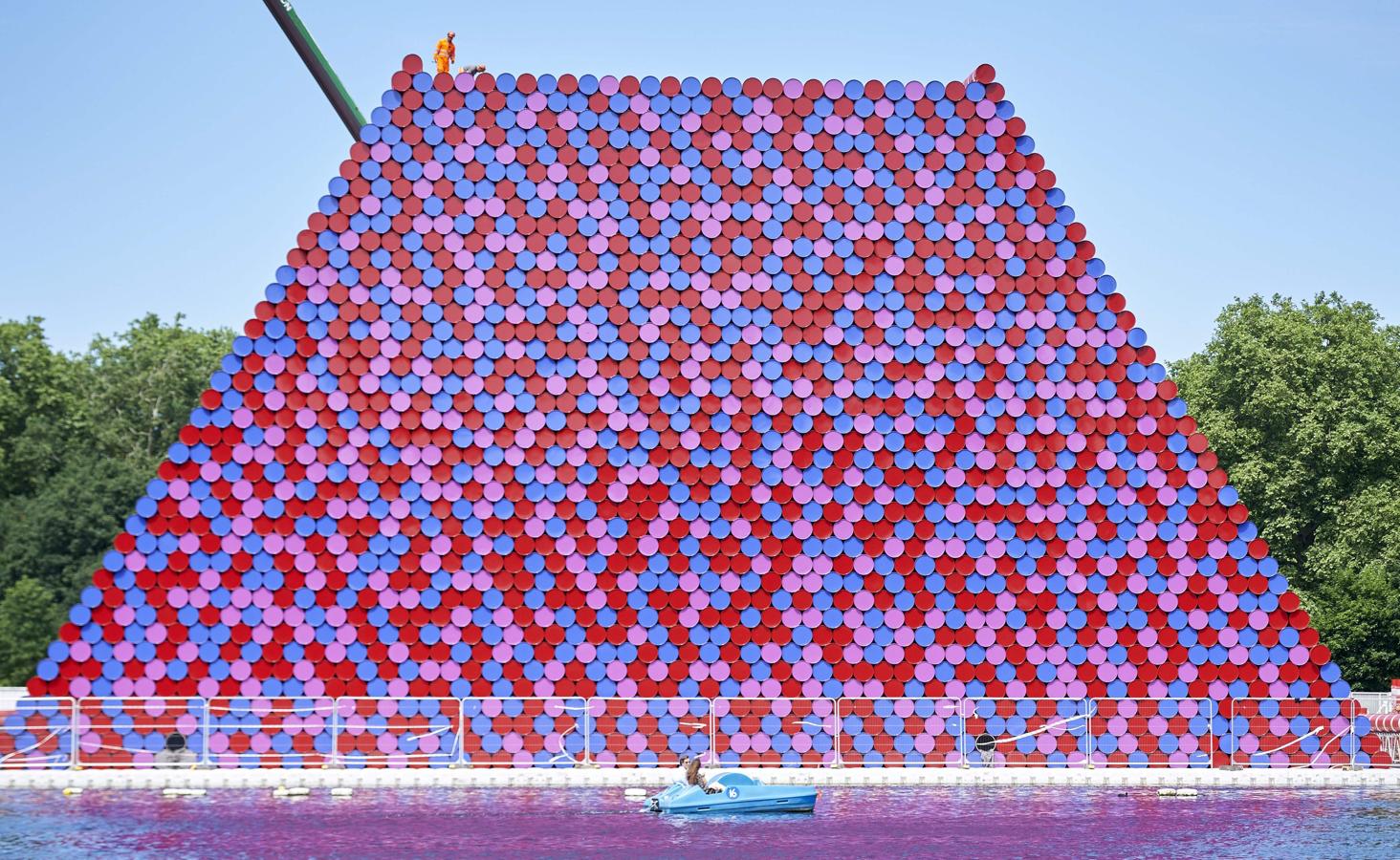 «La Mastaba». Este trabajo al aire libre compuesto por más de 7.000 barriles apilados se inauguraba en el verano de 2018 en el lago Serpentine en Hyde Park en Londres.