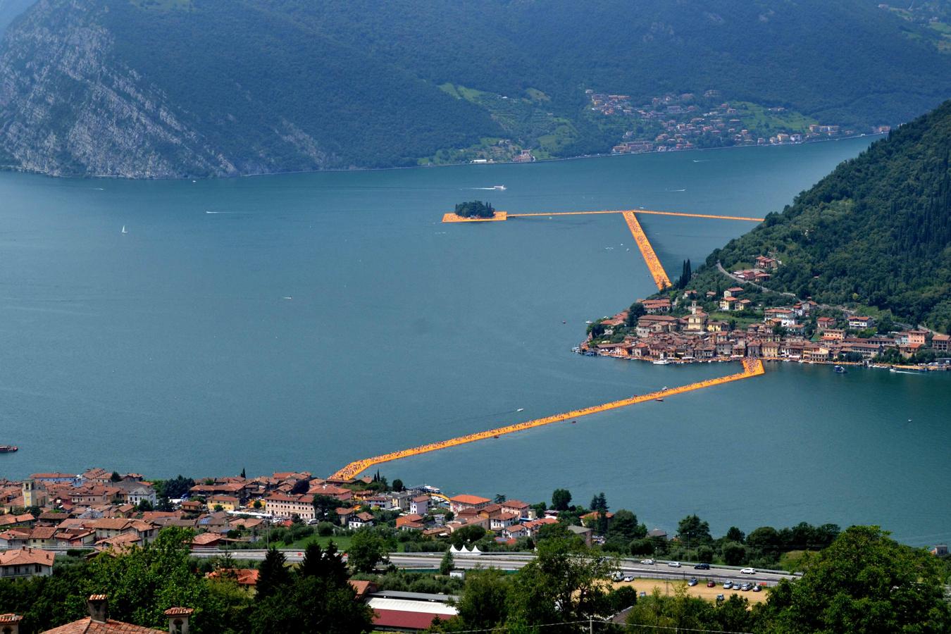 «Los muelles flotantes», Italia. Vista aérea de la obra de Christo. Se calcula que más de un millón de personas caminaron sobre ellos hasta el 3 de julio de 2016