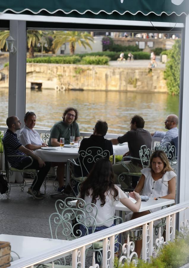 Los veladores de los bares de Sevilla abrirán hasta las 3 de la mañana