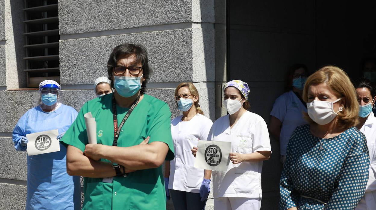 La protesta en el centro de salud de Carlos III de Córdoba por la agresión a un sanitario, en imágenes