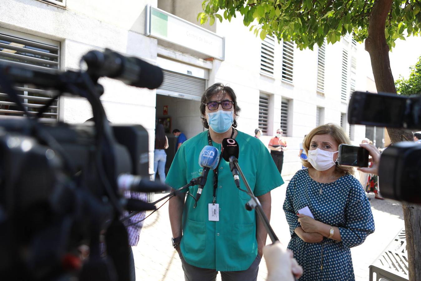 La protesta en el centro de salud de Carlos III de Córdoba por la agresión a un sanitario, en imágenes