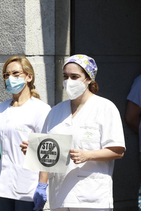 La protesta en el centro de salud de Carlos III de Córdoba por la agresión a un sanitario, en imágenes