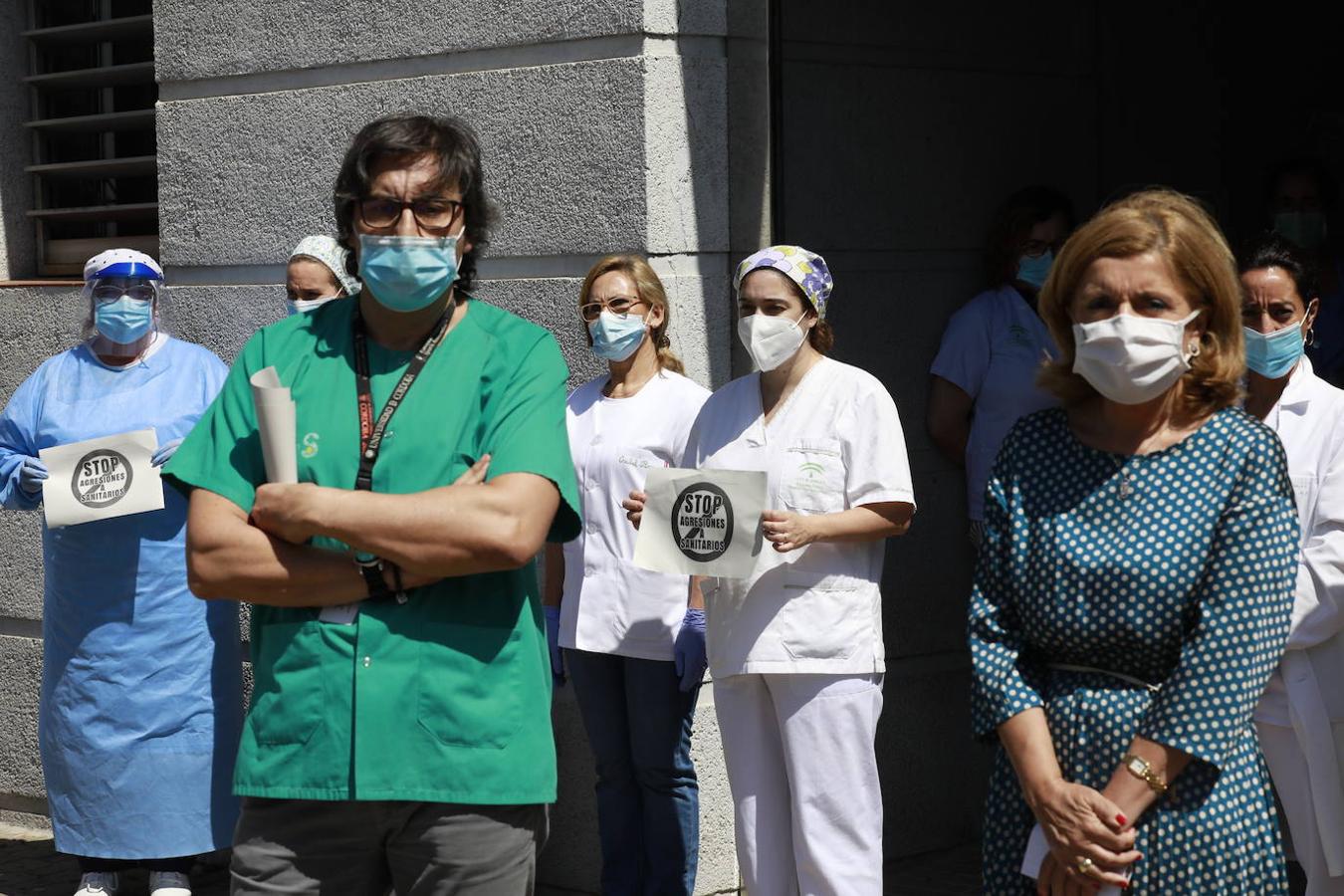 La protesta en el centro de salud de Carlos III de Córdoba por la agresión a un sanitario, en imágenes