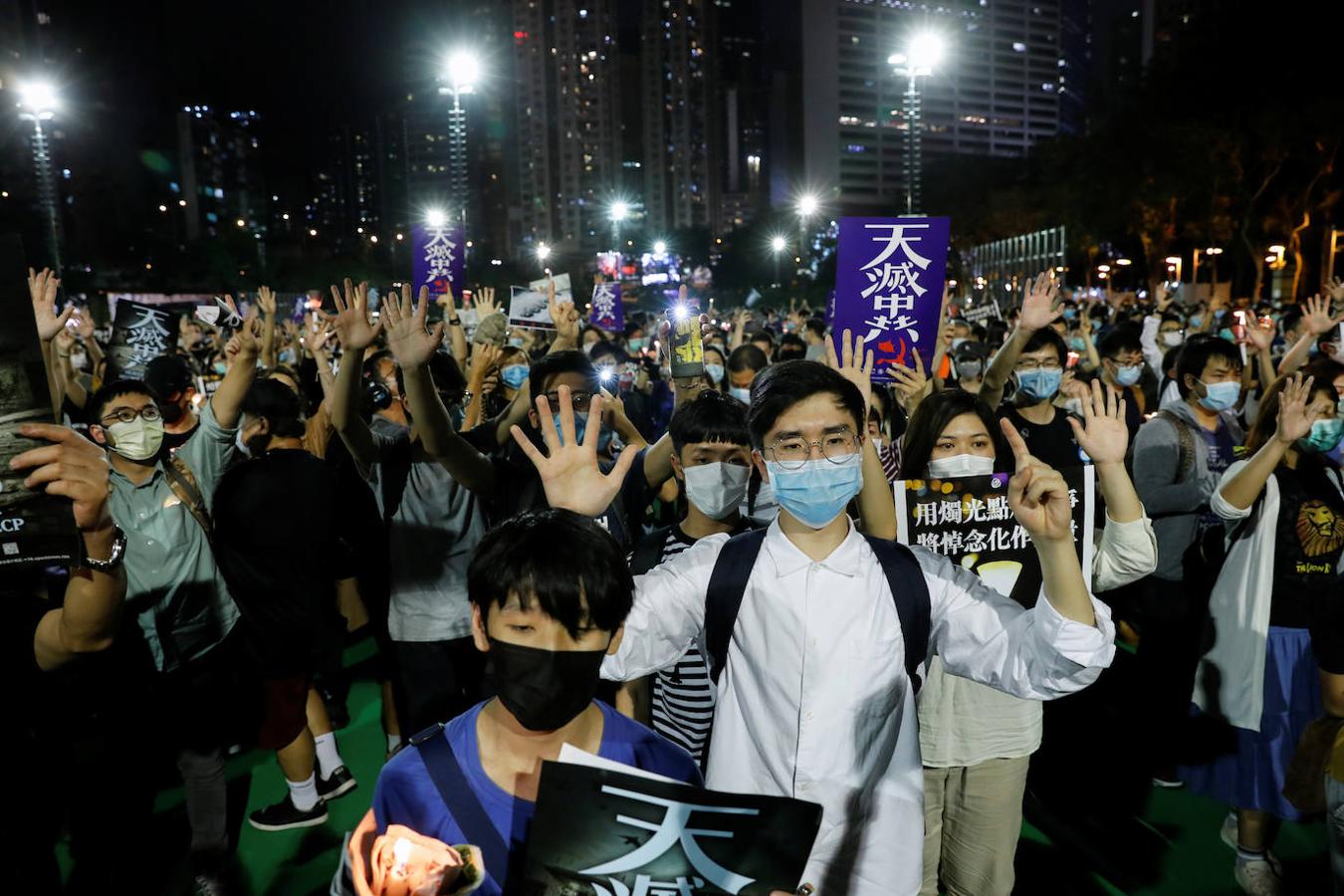 Ante una imponente presencia policial, los hongkoneses decidieron salir en grupos de menos de 8 personas para guardar la distancia de seguridad y evitar aglomeraciones, y encendieron en las calles velas compradas en puestos habilitados a tal efecto. 